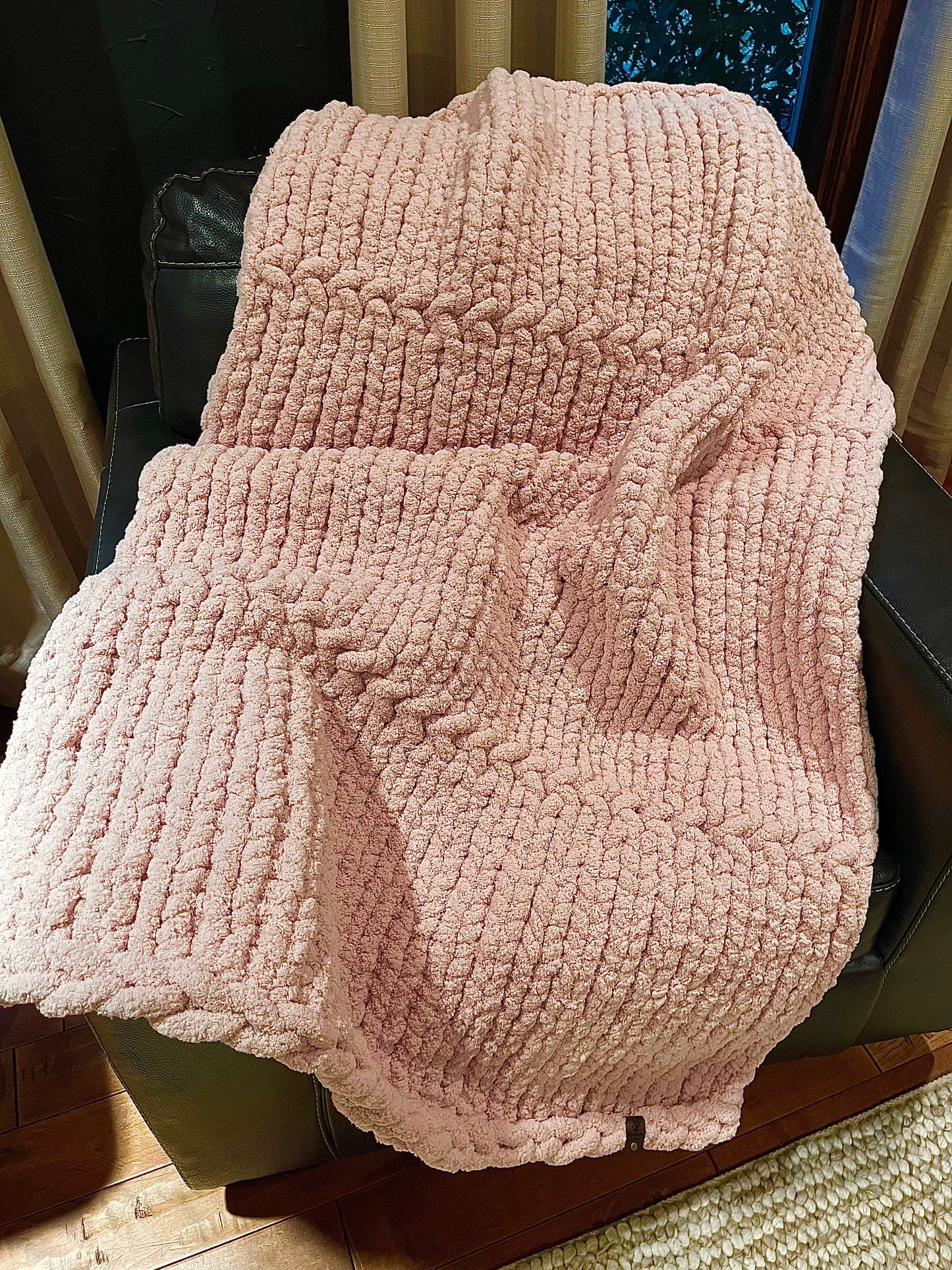 Pink Ladies Chunky Knit Throw Blanket (Large)